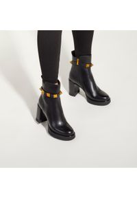Wittchen - Damskie botki skórzane z ozdobnymi ćwiekami czarne. Okazja: na co dzień. Zapięcie: pasek. Kolor: czarny. Materiał: skóra. Sezon: lato. Obcas: na obcasie. Styl: rockowy, casual, elegancki. Wysokość obcasa: średni #5