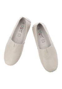 Półbuty damskie S.Barski, cholewka ze skóry naturalnej gładkiej wsuwany fason elastyczne wstawki po bokach widoczne przeszycia wokół noska lekka pode. Okazja: na co dzień. Kolor: beżowy. Materiał: skóra. Szerokość cholewki: normalna. Wzór: gładki. Styl: casual, elegancki, klasyczny #9