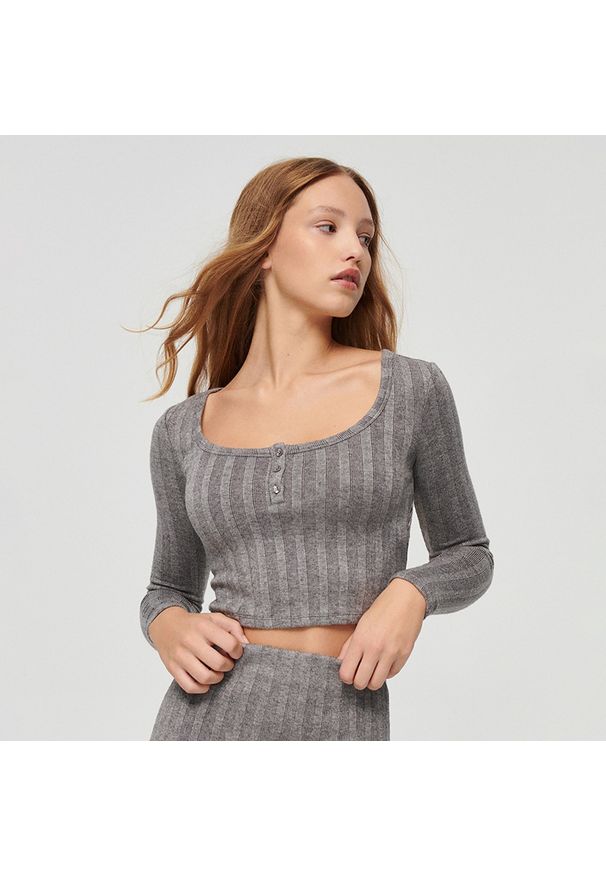 House - Krótka bluzka z długim rękawem i guzikami szara - Jasny szary. Kolor: szary. Długość rękawa: długi rękaw. Długość: krótkie