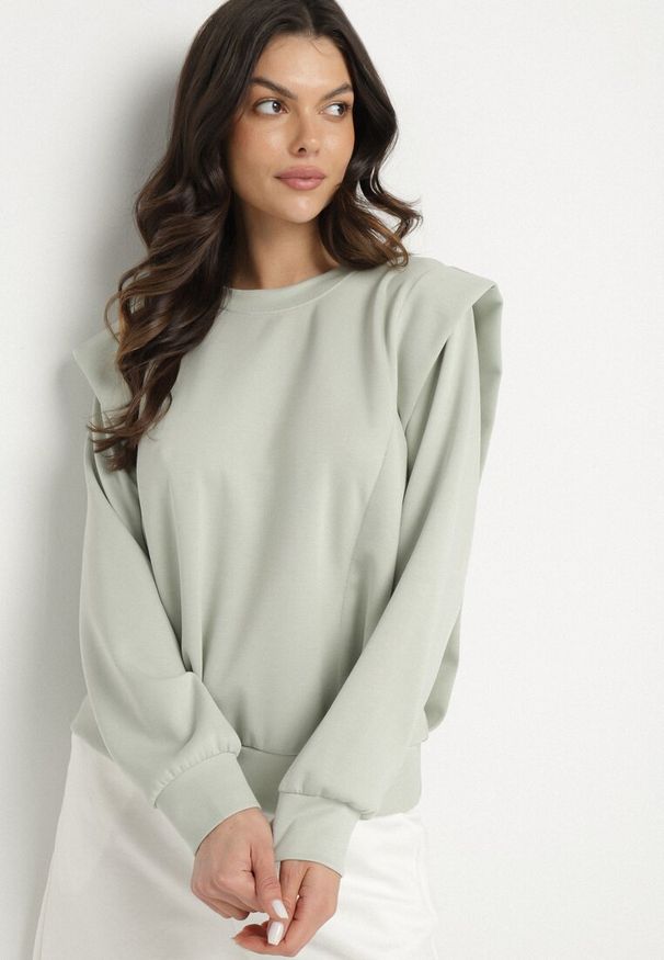 Born2be - Jasnozielona Bluza z Wiskozą z Podkreśloną Linią Ramion Alithra. Okazja: na co dzień. Kolor: zielony. Materiał: wiskoza. Wzór: aplikacja. Styl: klasyczny, elegancki, casual