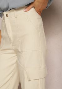 Renee - Jasnobeżowe Spodnie o Szerokim Fasonie z Kieszeniami w Stylu Cargo Adileva. Kolor: beżowy. Długość: długie. Styl: elegancki #4