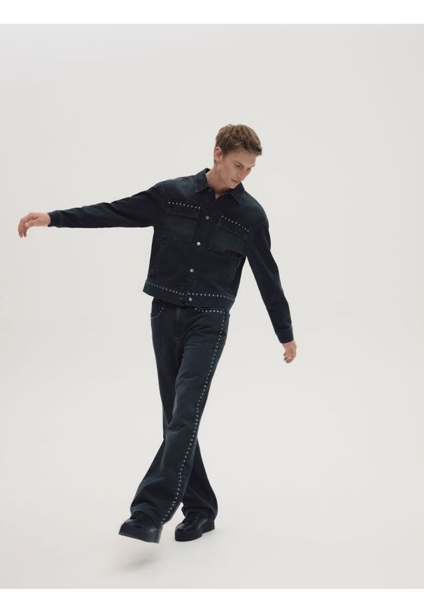 Reserved - Jeansy straight z dżetami - czarny. Kolor: czarny. Materiał: jeans