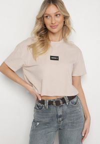 Born2be - Ciemnobeżowy Bawełniany T-shirt Crop Top z Naszywką Adivios. Okazja: na co dzień. Kolor: beżowy. Materiał: bawełna. Długość: krótkie. Wzór: aplikacja. Styl: casual, elegancki #6