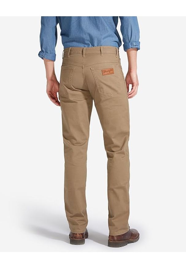 Wrangler - WRANGLER TEXAS MĘSKIE SPODNIE MATERIAŁOWE STRETCH SAFARI KHAKI W121AP178. Kolor: brązowy