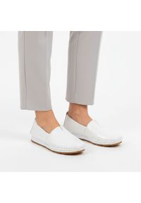 Półbuty damskie S.Barski, cholewka ze skóry naturalnej gładkiej wsuwany fason elastyczne wstawki po bokach widoczne przeszycia wokół noska niski prof. Kolor: srebrny. Materiał: skóra. Szerokość cholewki: normalna. Wzór: gładki #1