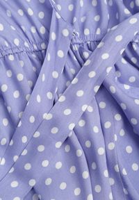 Born2be - Liliowa Sukienka Echosia. Okazja: na co dzień. Typ kołnierza: dekolt w serek. Kolor: fioletowy. Materiał: wiskoza, tkanina. Wzór: grochy. Typ sukienki: kopertowe, proste. Styl: casual, elegancki #2