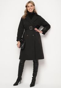 Born2be - Czarny Płaszcz w Stylu Trencza Ozdobiony Paskiem z Klamrą Ninellira. Kolor: czarny. Materiał: jeans. Długość rękawa: długi rękaw. Długość: długie. Wzór: aplikacja. Styl: klasyczny, elegancki #2