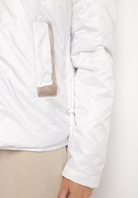 Born2be - Biała Kurtka Pikowana z Odpinanym Kapturem i Ściągaczami po Bokach Nusarianis. Okazja: na co dzień, na spacer. Kolor: biały. Materiał: jeans. Długość rękawa: długi rękaw. Długość: długie. Styl: casual, elegancki #7