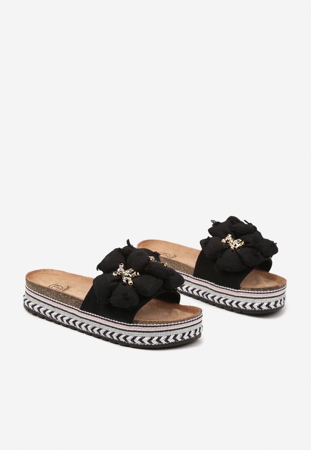 Born2be - Czarne Klapki na Grubej Plecionej Podeszwie z Kwiatem i Misiem Virfitia. Okazja: na co dzień. Kolor: czarny. Wzór: kwiaty. Styl: casual, elegancki