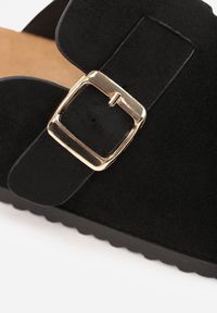 Renee - Czarne Klapki Ozdobione Klamrą na Pasku Zelevelis. Okazja: na co dzień. Kolor: czarny. Materiał: jeans. Wzór: aplikacja. Obcas: na obcasie. Styl: casual, elegancki. Wysokość obcasa: niski #7