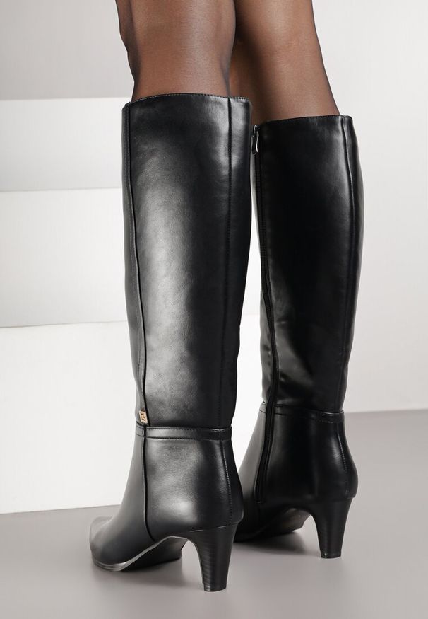 Renee - Czarne Kozaki na Stożkowym Obcasie z Metaliczną Ozdobą Naleira. Okazja: na co dzień. Kolor: czarny. Wzór: aplikacja. Obcas: na obcasie. Styl: casual, elegancki. Wysokość obcasa: średni