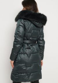 Born2be - Ciemnozielona Pikowana Kurtka o Długim Kroju Ozdobiona Paskiem i Odpinanym Futerkiem Milirra. Okazja: na spacer. Kolor: zielony. Materiał: futro. Długość: długie. Wzór: aplikacja. Styl: wizytowy, elegancki #7