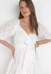 Born2be - Biała Sukienka Daphlenia. Okazja: na co dzień. Kolor: biały. Materiał: bawełna. Wzór: aplikacja. Styl: klasyczny, casual #2