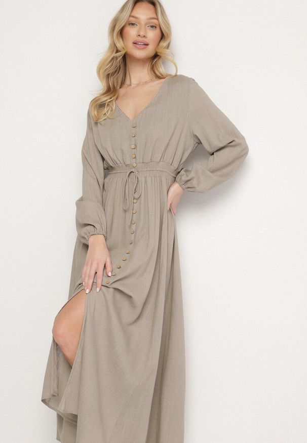 Born2be - Beżowa Rozkloszowana Sukienka z Lnem i Wiskozą Zdobiona Guzikami Maitiella. Okazja: na co dzień. Typ kołnierza: dekolt w kształcie V. Kolor: beżowy. Materiał: wiskoza, len. Długość rękawa: długi rękaw. Wzór: aplikacja. Sezon: wiosna, lato. Styl: casual, elegancki