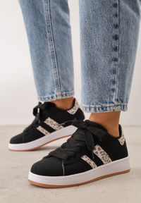 Renee - Czarno-Panterkowe Sneakersy na Niskiej Platformie z Naszywkami Flordexia. Okazja: na co dzień. Zapięcie: pasek. Kolor: czarny. Materiał: jeans. Wzór: aplikacja. Obcas: na platformie #6