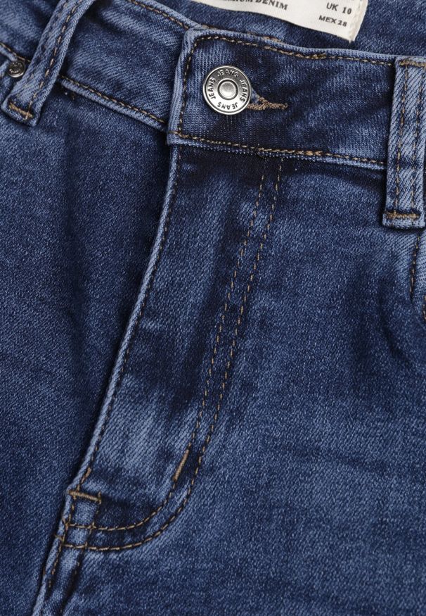 Born2be - Niebieskie Jeansy Mom Fit z Bawełną i Regularnym Stanem Rolovia. Okazja: na co dzień. Kolekcja: plus size. Kolor: niebieski. Styl: casual, elegancki