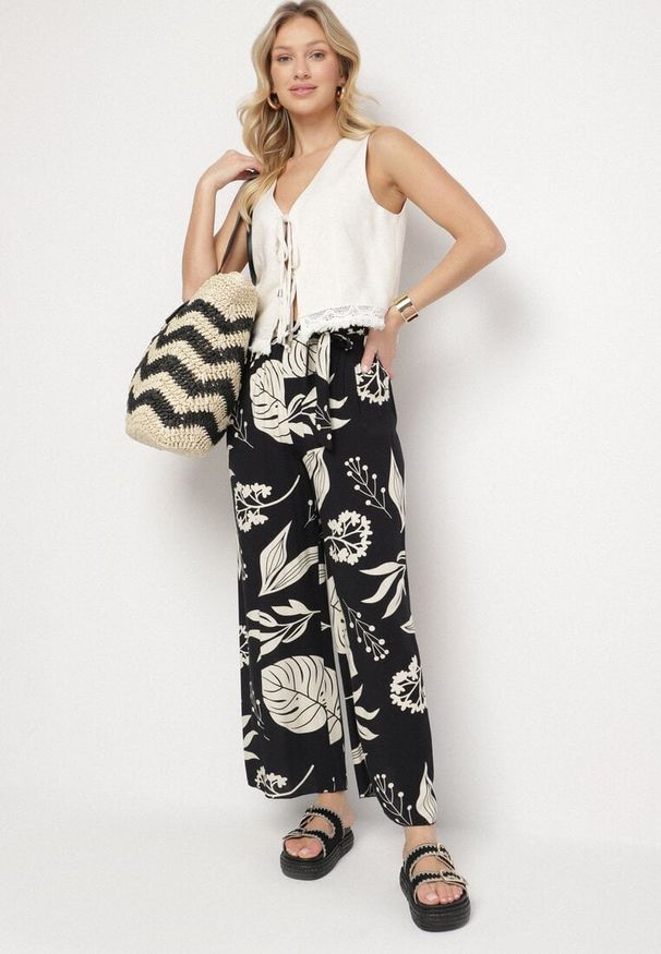 Born2be - Czarne Spodnie w Kwiaty o Szerokim Kroju z Gumką i Paskiem Eledina. Okazja: na co dzień. Kolor: czarny. Wzór: kwiaty. Styl: casual, elegancki