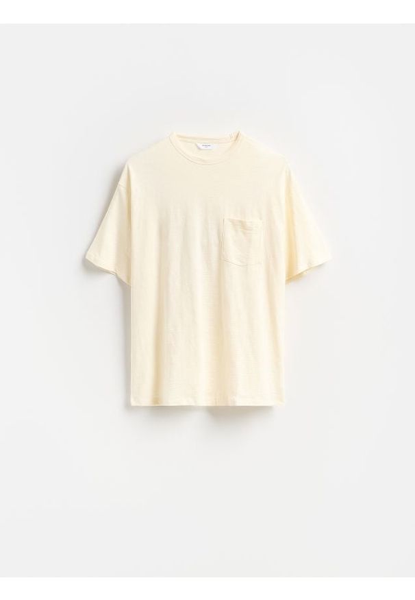 Reserved - T-shirt boxy z kieszonką - złamana biel. Materiał: bawełna, dzianina