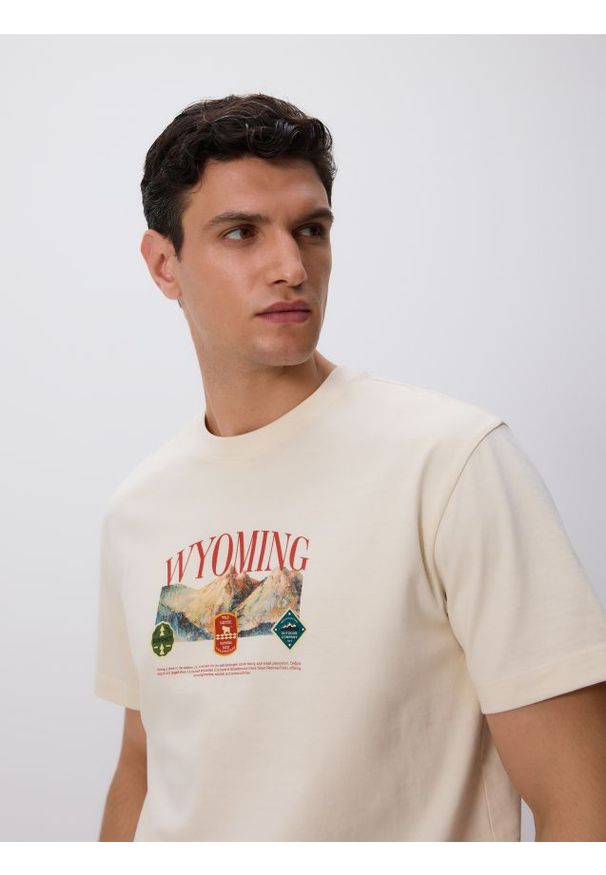 Reserved - T-shirt boxy z nadrukiem - beżowy. Kolor: beżowy. Materiał: dzianina, bawełna. Wzór: nadruk