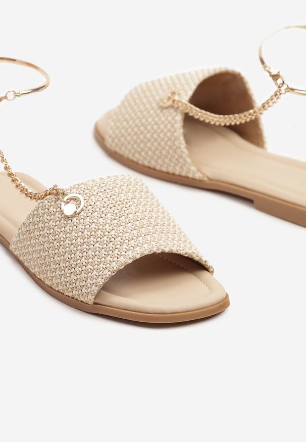 Renee - Beżowe Klapki z Łańcuszkiem na Kostkę Naniriea. Okazja: na co dzień, na randkę. Kolor: beżowy. Obcas: na płaskiej podeszwie. Styl: klasyczny, casual