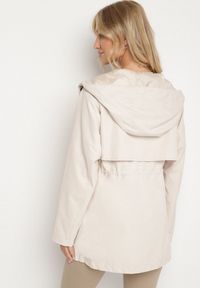 Born2be - Jasnobeżowa Klasyczna Kurtka Parka z Kapturem i Ściągaczem w Pasie Cinelle. Okazja: na co dzień. Typ kołnierza: kaptur. Kolor: beżowy. Materiał: jeans, skóra. Styl: klasyczny
