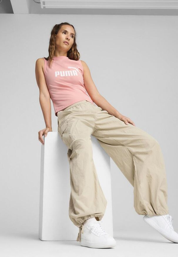 Puma - Damska wąska koszulka bez rękawów z logo No. 1 ESS PUMA Pink Fruit. Kolor: różowy. Materiał: guma. Długość rękawa: bez rękawów. Wzór: nadruk