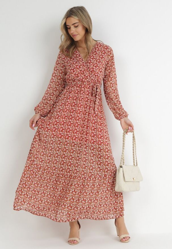 Born2be - Czerwono-Różowa Sukienka Kopertowa z Falbanką i Wiązanym Paskiem Luftare. Okazja: na co dzień. Typ kołnierza: dekolt w serek. Kolor: czerwony. Materiał: tkanina. Długość rękawa: długi rękaw. Typ sukienki: kopertowe. Styl: casual, klasyczny