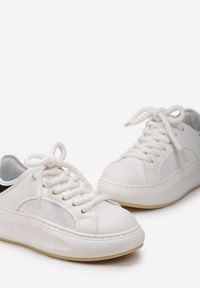 Renee - Biało-Czarne Sneakersy na Platformie Ozdobione Wypukłą Wstawką Vinelli. Nosek buta: okrągły. Zapięcie: sznurówki. Kolor: biały. Materiał: materiał. Wzór: aplikacja. Obcas: na platformie. Wysokość obcasa: niski