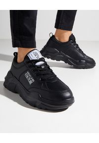 Versace Jeans Couture - VERSACE JEANS COUTURE - Czarne sneakersy z logo. Nosek buta: okrągły. Zapięcie: sznurówki. Kolor: czarny. Materiał: guma. Szerokość cholewki: normalna. Wzór: aplikacja, nadruk