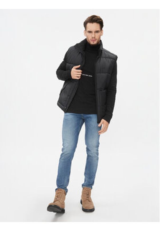 Calvin Klein Jeans Golf J30J324325 Czarny Slim Fit. Typ kołnierza: golf. Kolor: czarny. Materiał: bawełna