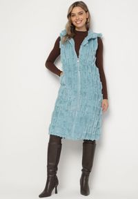 Born2be - Jasnoniebieska Kamizelka Futrzana o Długim Fasonie z Nieodpinanym Kapturem Violisa. Okazja: na co dzień. Kolor: niebieski. Materiał: futro. Długość: długie. Wzór: aplikacja. Sezon: zima. Styl: casual, sportowy #7