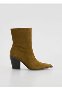 Reserved - Zamszowe botki na obcasie - beżowy. Kolor: beżowy. Materiał: zamsz. Obcas: na obcasie. Wysokość obcasa: średni #1