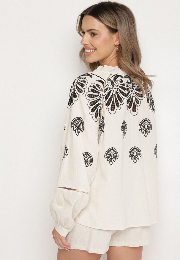 Born2be - Beżowa Bawełniana Bluzka ze Wzorem Boho Nilowena. Okazja: na co dzień. Kolor: beżowy. Materiał: bawełna. Wzór: aplikacja. Styl: boho