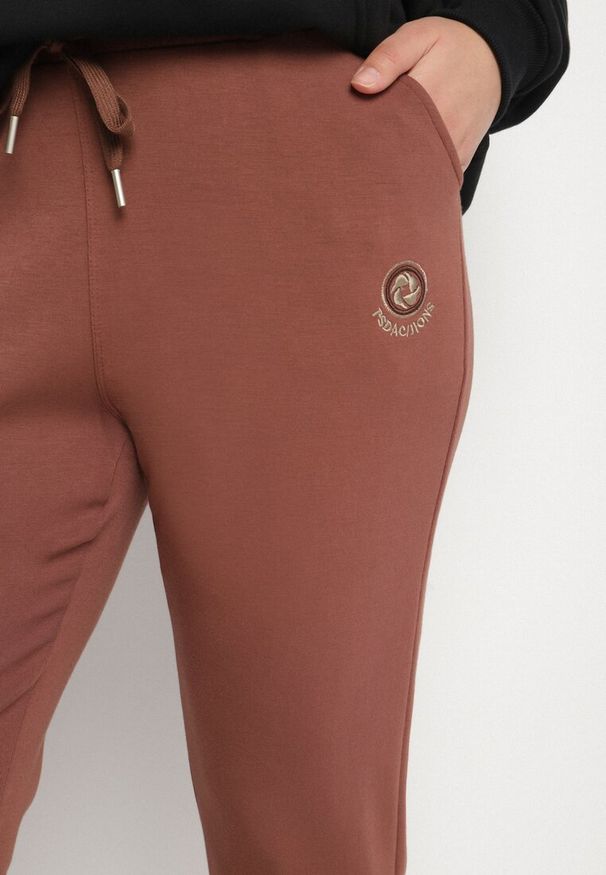 Born2be - Ciemnobrązowe Spodnie Dresowe z Ozdobą z Boku Rialane. Okazja: na co dzień. Kolekcja: plus size. Kolor: brązowy. Materiał: dresówka. Wzór: aplikacja. Styl: casual, elegancki