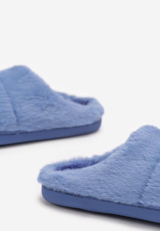 Born2be - Granatowe Kapcie z Miękkiego Futerka z Zakrytym Noskiem Naveritte. Okazja: do domu, na imprezę. Kolor: niebieski. Materiał: futro. Obcas: na obcasie. Styl: elegancki. Wysokość obcasa: niski