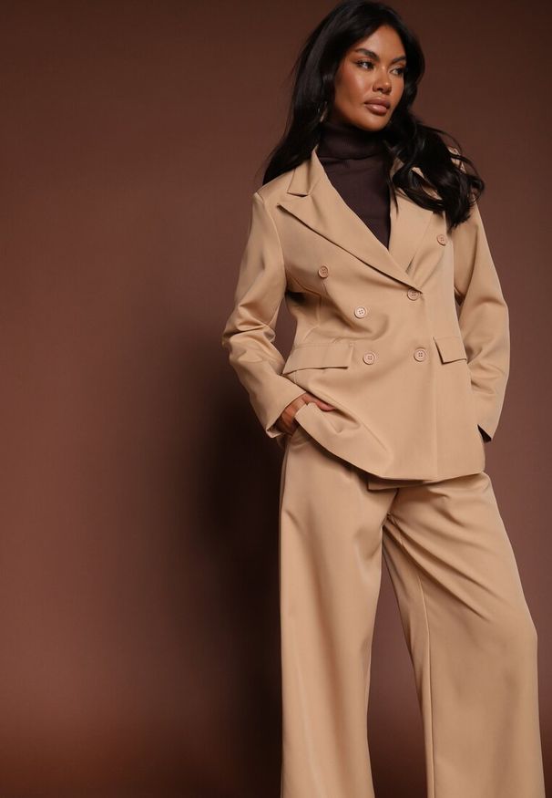 Renee - Jasnobrązowy Garnitur Spodnie i Marynarka z Usztywnionymi Ramionami Sonavienna. Kolor: beżowy