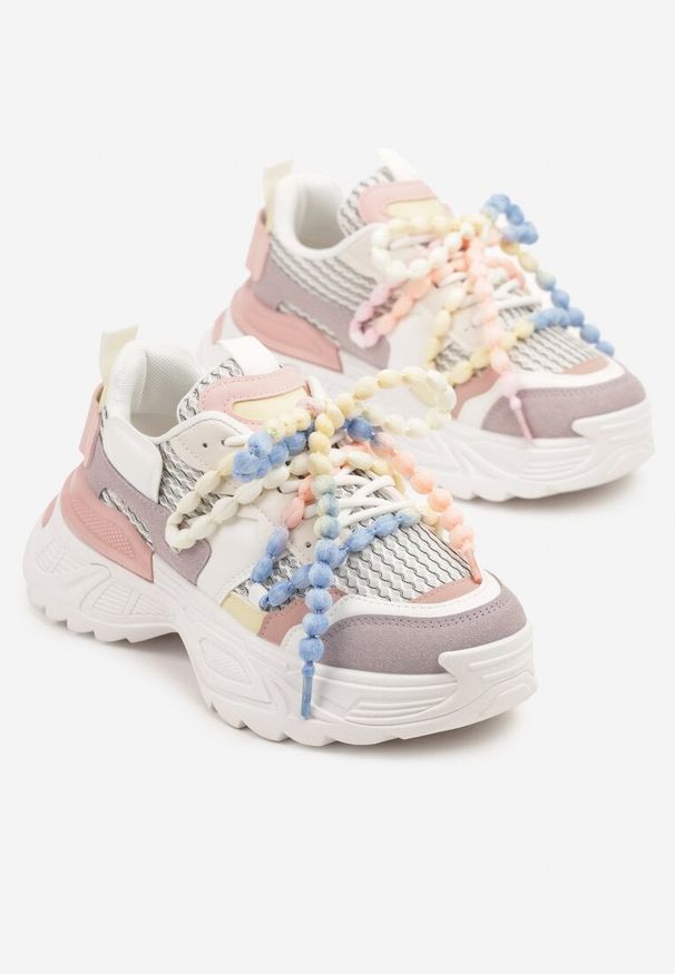Born2be - Biało-Różówe Sneakersy na Grubej Tłoczonej Podeszwie z Koralikami Zolvia. Zapięcie: sznurówki. Kolor: biały. Wzór: kolorowy