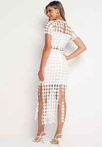 Born2be - Biała Ażurowa Dopasowana Sukienka Koktajlowa z Frędzlami Zapinana na Suwak Vimereas. Okazja: na co dzień. Kolor: biały. Materiał: jeans. Wzór: ażurowy. Typ sukienki: dopasowane. Styl: wizytowy #6