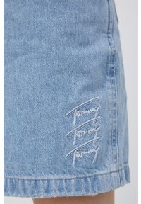 Tommy Jeans ogrodniczki jeansowe BF8013 DW0DW12424.PPYY damskie. Kolor: niebieski. Wzór: aplikacja #3