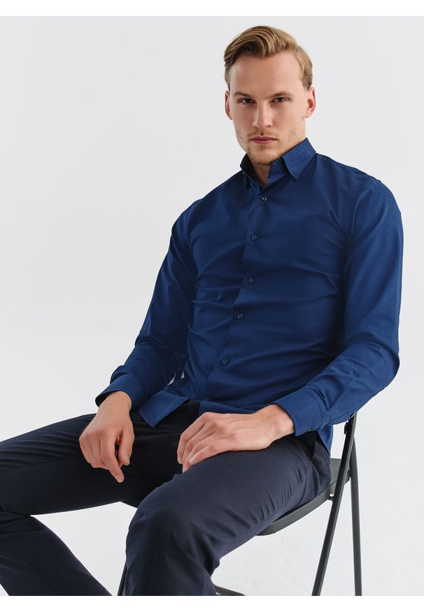 Pako Lorente - PAKO LORENTE – Gładka elegancka koszula męska w kolorze granatowym. Typ kołnierza: kołnierzyk klasyczny. Kolor: niebieski. Materiał: bawełna. Długość rękawa: długi rękaw. Długość: długie. Wzór: gładki. Styl: elegancki