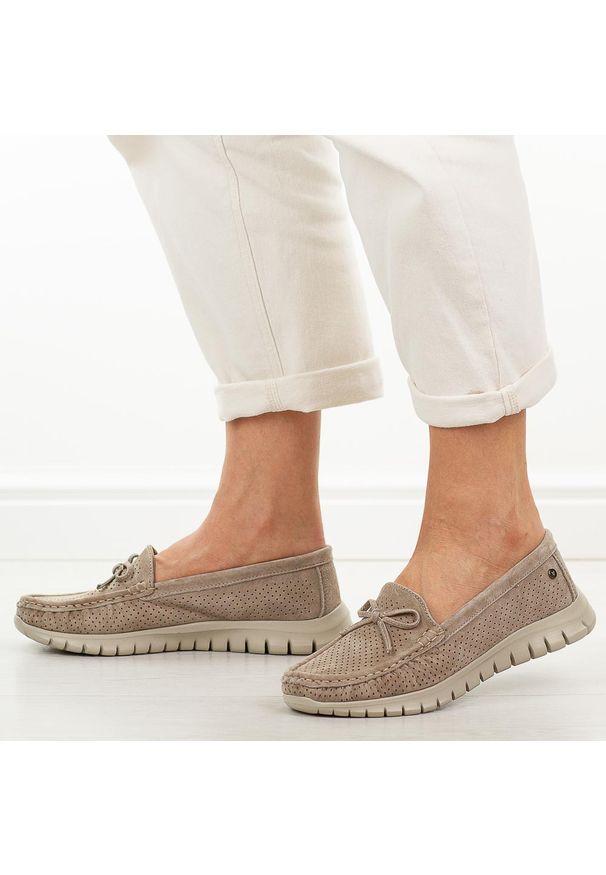 Beżowe ażurowe skórzane mokasyny damskie Vinceza 95401. Okazja: na co dzień, na spacer. Nosek buta: okrągły. Zapięcie: bez zapięcia. Kolor: beżowy. Szerokość cholewki: normalna. Wzór: ażurowy. Materiał: skóra, zamsz. Sezon: wiosna, lato. Styl: casual, klasyczny, elegancki