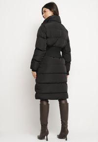 Born2be - Czarna Kurtka Pikowana o Taliowanym Kroju z Szeroką Gumką w Pasie i Stójką Hedilaine. Okazja: na co dzień. Typ kołnierza: kołnierzyk stójkowy. Kolor: czarny. Materiał: materiał, jeans. Długość rękawa: długi rękaw. Długość: długie. Styl: casual, elegancki #3