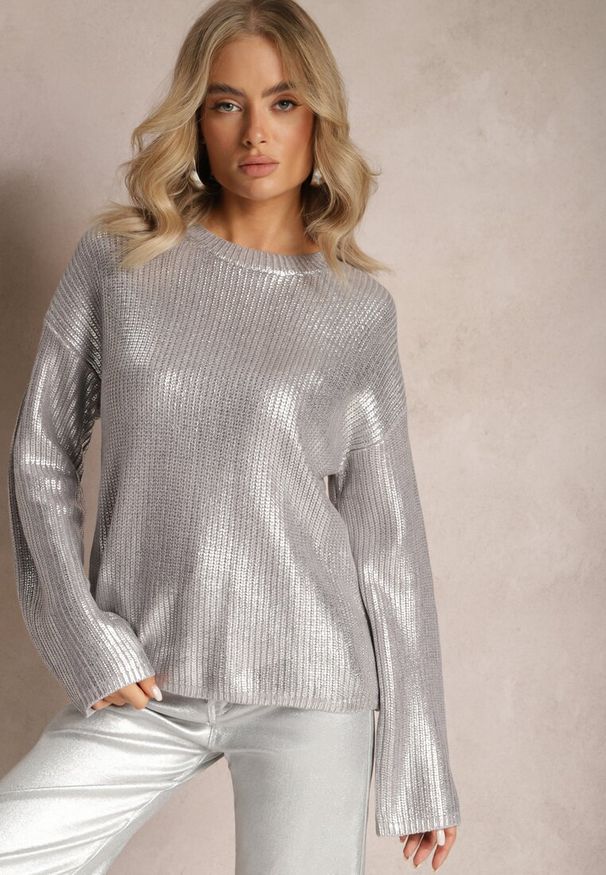 Renee - Srebrny Metaliczny Sweter z Długim Rękawem Vivalei. Kolor: srebrny. Materiał: dzianina. Długość rękawa: długi rękaw. Długość: długie. Styl: klasyczny