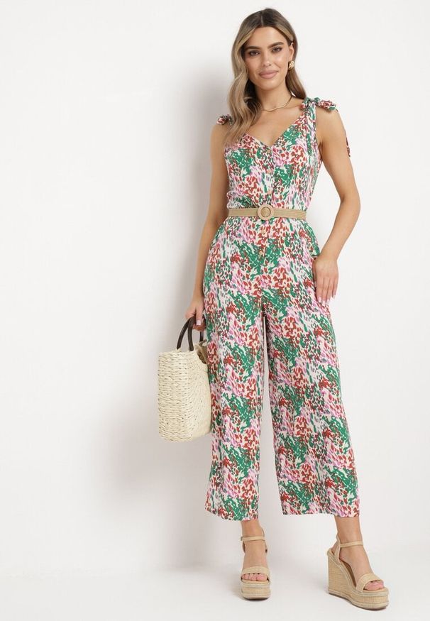 Born2be - Zielony Kombinezon z Długimi Nogawkami Wiązanymi Ramiączkami i Abstrakcyjnym Printem Izara. Okazja: na spacer, na imprezę, na co dzień. Kolor: zielony. Materiał: wiskoza. Długość rękawa: na ramiączkach. Długość: długie. Wzór: nadruk. Sezon: lato. Styl: casual, elegancki