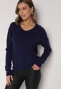Born2be - Granatowy Sweter z Wiskozą i Wełną z Dekoltem w Serek Claida. Okazja: na co dzień. Typ kołnierza: dekolt w serek. Kolor: niebieski. Materiał: wełna, wiskoza. Styl: casual #6