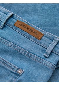 Ombre Clothing - Klasyczne męskie spodnie jeansy SLIM FIT z elastanem – jasnoniebieskie V2. Kolor: niebieski. Materiał: jeans, elastan. Wzór: gładki, jednolity. Styl: klasyczny #5