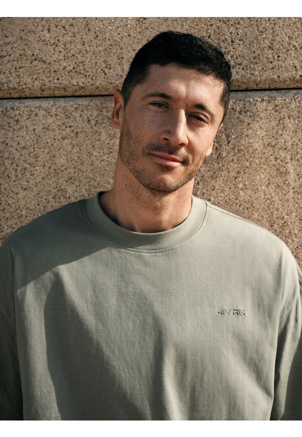 4f - T-shirt oversize z bawełny organicznej męski 4F x Robert Lewandowski. Kolor: szary. Materiał: bawełna. Długość: długie. Wzór: nadruk