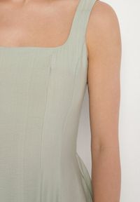 Born2be - Zielona Wiskozowa Sukienka o Rozkloszowanym Kroju z Kwadratowym Dekoltem Avmila. Typ kołnierza: dekolt kwadratowy. Kolor: zielony. Materiał: wiskoza. Styl: klasyczny #3