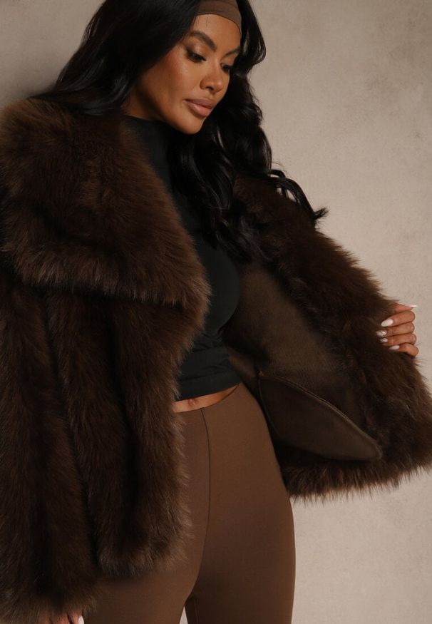 Renee - Brązowa Kurtka Futerko o Kroju Oversize z Ozdobnym Kołnierzem Monella. Okazja: na imprezę, na co dzień. Kolor: brązowy. Materiał: futro. Styl: casual