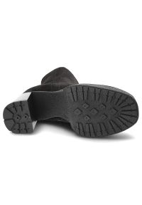 Czarne Botki Armodo Stylowe Obuwie Damskie Na Obcasie. Okazja: na co dzień. Kolor: czarny. Materiał: zamsz. Szerokość cholewki: normalna. Obcas: na obcasie. Styl: elegancki. Wysokość obcasa: średni #7